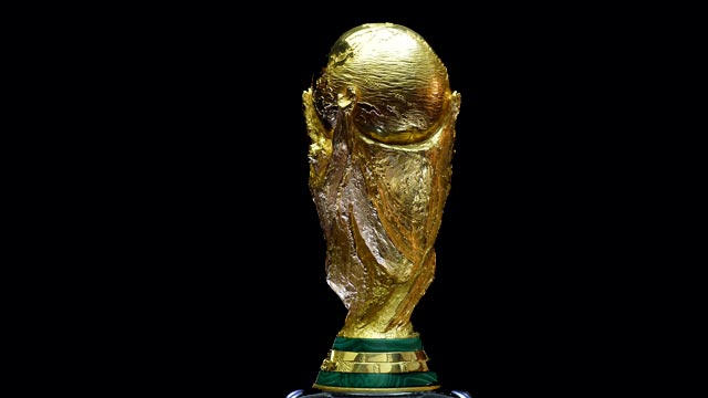 Carles Puyol und Gisele Bündchen bringen WM Pokal