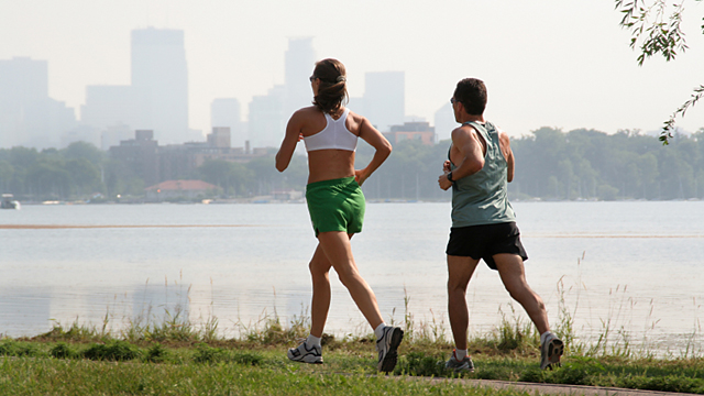 Knieschmerzen nach dem Laufen – Dr. Sport gibt Tipps