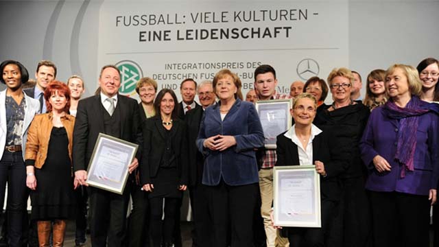 Bundeskanzlerin Dr. Angela Merkel zeichnet die Kicking Girls aus