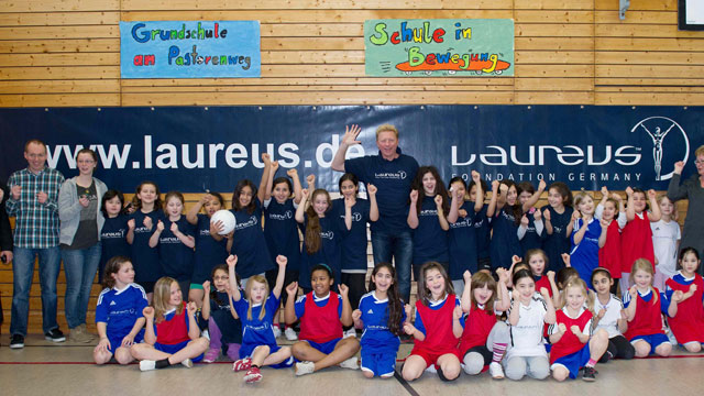 Boris Becker besuchte das Laureus Projekt Kicking Girls in Bremen 