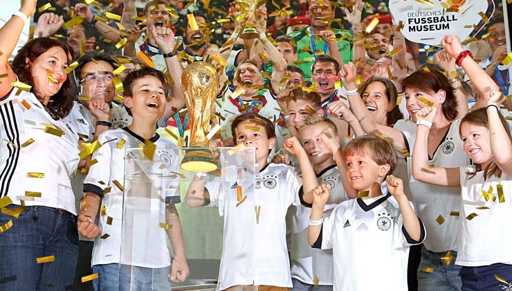 Von Siegerehrung mit WM-Pokal bis Kinderfußball-Olympiade