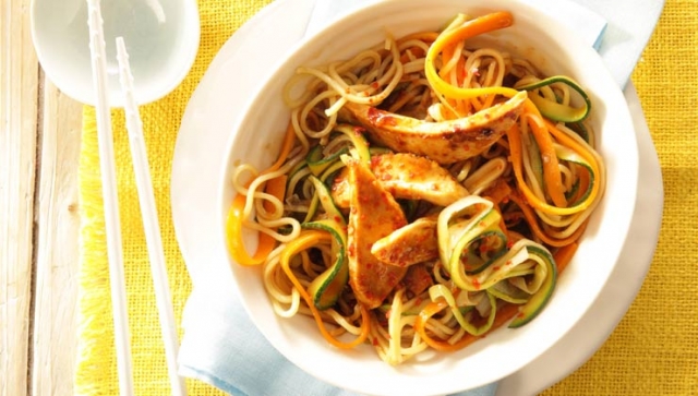 Rezept: Gebratene Mie-Nudeln mit Poulardenbrust und Gemüse