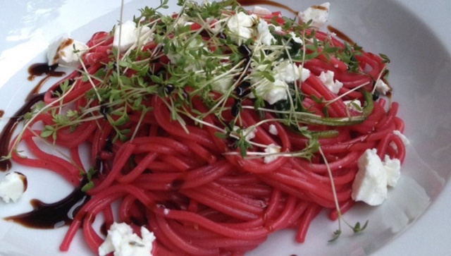 Rote-Beete Pasta mit Spinat und Feta