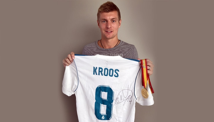 Toni Kroos stiftet Goldmedaille und Supercup-Trikot