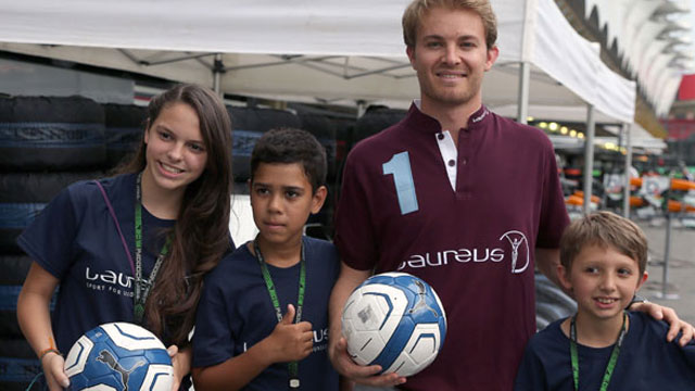 Laureus Kids besuchen Nico Rosberg an der Rennstrecke
