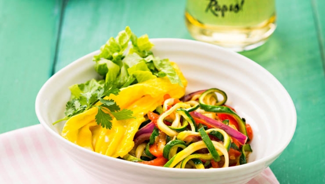 Zoodles mit Wok-Gemüse, Rührei und Salat