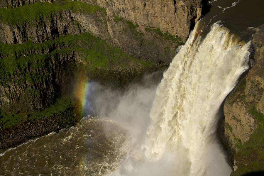 Weltrekord fast geknackt - 57m hohen Wasserfall mit Kayak befahren