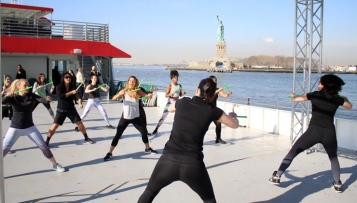 New York: Bauch, Beine, Po auf dem Boot