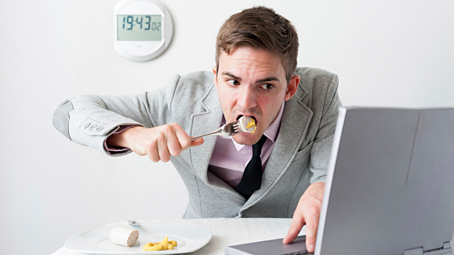 Beim Essen nicht ablenken – Multitasking verwirrt den Geschmackssinn