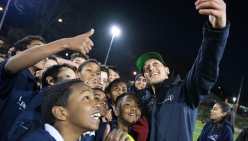 Mesut Özil assistiert bei Laureus-Projekt in London