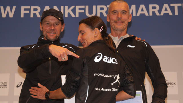 Riesenparty und Riesenleistungen beim 30. Frankfurt-Marathon - ASICS Frontrunner im Team unschlagbar