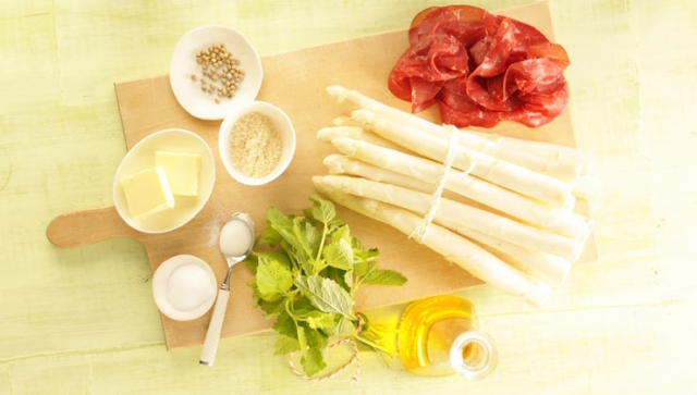 Spargel-Rezept: Ofenspargel mit Zitronenmelisse-Pesto und Bresaola