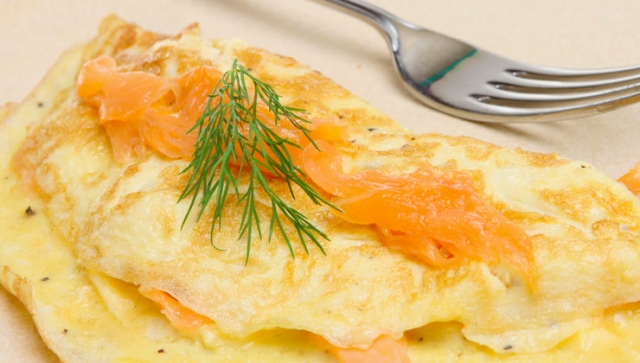 Eiweiß-Omelette mit Lachs und Frühlingszwiebeln