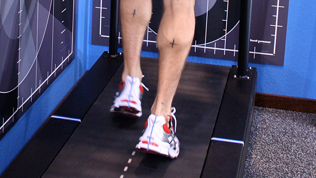 Belasten Laufschuhe Gelenke stärker als Barfußlaufen?