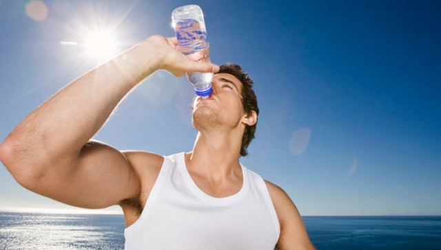 Trinken und Pflege - Tipps für gesunde Sommerhaut