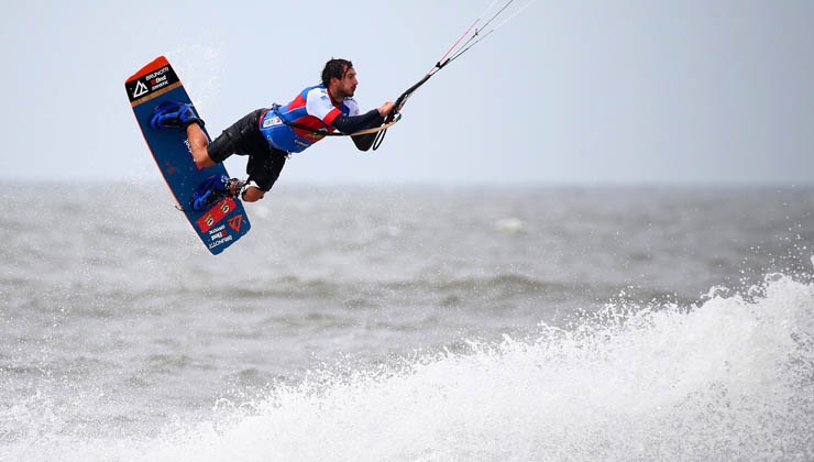 Kitesurfen mit Hindernissen: Trendsport Jump’n’Run