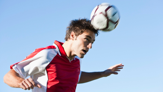 Bauchsache – So schützen sich Fußballer beim Kopfball