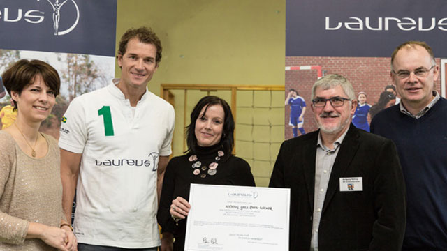 Jens Lehmann gibt Startschuss für Laureus Projekt Kicking Girls in Ludwigshafen