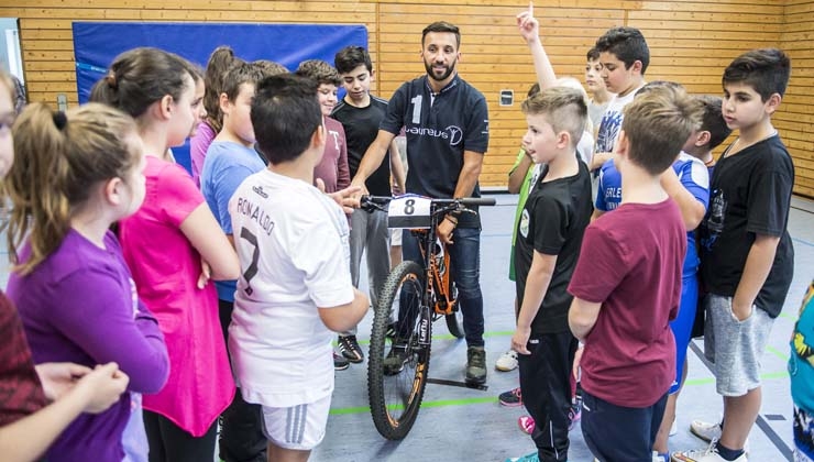 Manuel Fumic besucht Laureus Projekt Move&Do