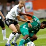 picture alliance; Deutschlands Beste Simone Laudehr im Zweikampf mit Nigerias Rita Chikwelu