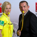 DFL; Schiedsrichterin Bibiana Steinhaus und Tom Bender, DFL-Geschäftsführer und Vorstandsvorsitzender der Bundesliga-Stiftung, mit dem Symbol des Matchdays against hunger, der gelben Pfeife.