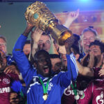 getty images; Hans Sarpei feiert mit Schalke den DFB-Pokal 2011