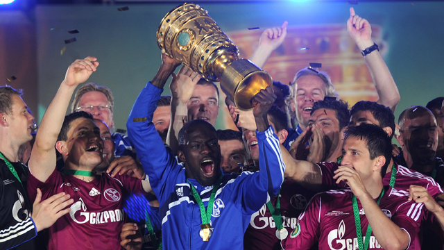 getty images; Hans Sarpei feiert mit Schalke den DFB-Pokal 2011