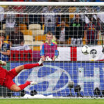 getty images. Entscheidender Moment: Andrea Pirlo chipt seinen Elfmeter gegen England ins Tor