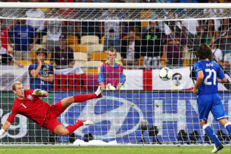 getty images. Entscheidender Moment: Andrea Pirlo chipt seinen Elfmeter gegen England ins Tor