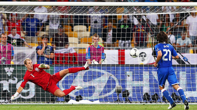 getty images. Entscheidender Moment: Andrea Pirlo chipt seinen Elfmeter gegen England ins Tor