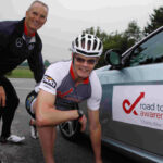 Gerhard Blank; Mark Verstegen (l.) erklärt, wie man sich als Radfahrer richtig dehnt