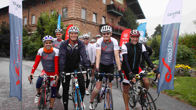 ©Gerhard Blank; Mark Verstegen (dritter von links) beim Start des Benefiz-Radrennens "Road to Awareness"