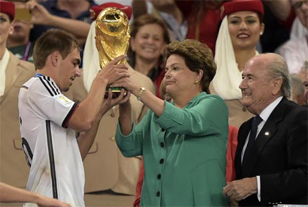 getty images; Philipp Lahm bei seiner letzten Amtshandlung als DFB-Kapitän