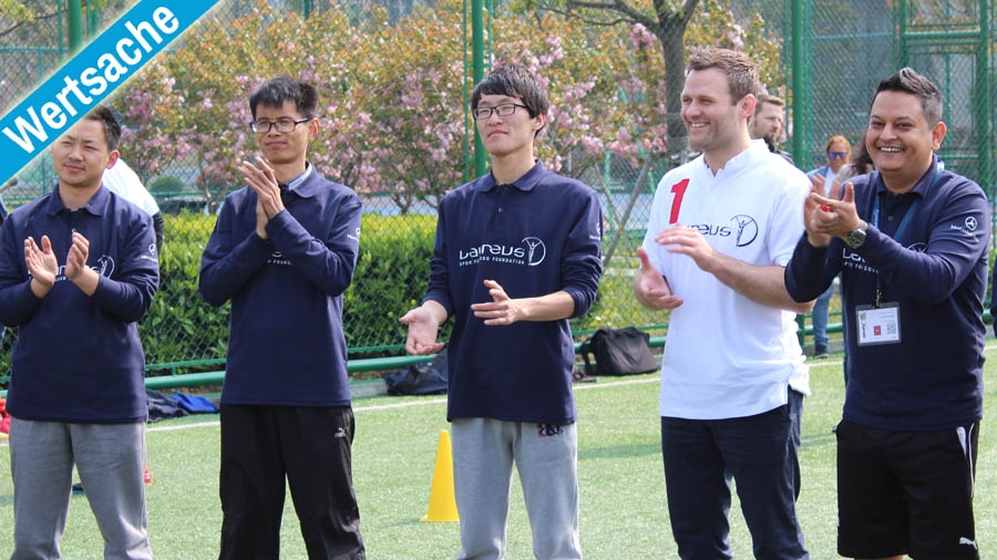 Derk Hoberg -- Ole Bischof (2.v.r.) im Rahmen der Laureus World Sport Awards bei einem Projektbesuch in Shanghai.
