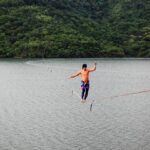 Quentin Sixdeniers -- Der Brannenburger Slackliner Julian Mittermaier (24) bei seinem Waterline-Weltrekord in China