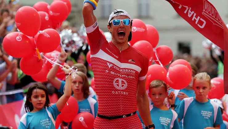 SPORTS-MEDIA Agency -- Sebastian Neef, deutscher Vizemeister Triathlon, ist einer der deutschen Spitzensportler, die von der medizinischen Rundum-Betreuung der Orthopädischen Universitätsklinik in Bad Abbach profitieren.