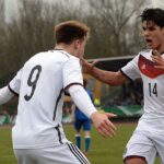 gettyimages.de -- Goerkem Saglam (re.) und Johannes Eggestein im Trikot der U 17-Nationalmannschaft