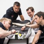 Stefan Heigl -- Georg Hackl (oben), Julian von Schleinitz (Rennrodler, links) und Sebastian Meyer (BMW Motorsport Renningenieur, hinten re.) beim Tüfteln am Schlitten