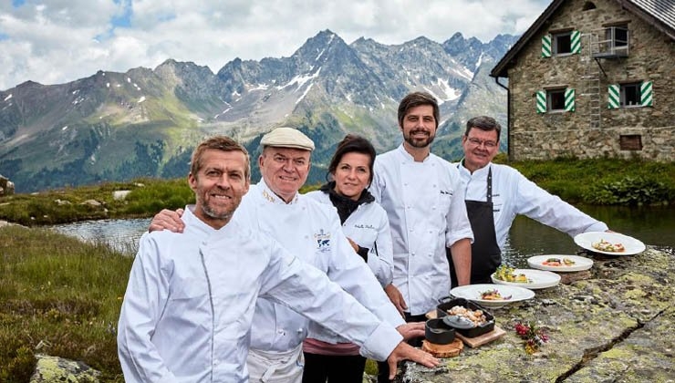 TVB Paznaun-Ischgl -- Die teilnehmenden Köche (v. vorne): Michael Wignall, Heinz Winkler, Arabelle Meirlaen, Sven Wassmer, Harald Wohlfahrt