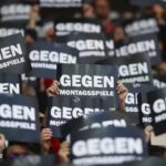 gettyimages.de -- Nur ein Aspekt der zahlreichen Fan-Proteste im heutigen Fußball: Die zunehmende Zerstückelung des Spielplans