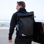 PAKAMA Bag -- Big-Wave-Surfer Sebastian Steudtner mit dem PAKAMA Bag am Strand seiner Wahlheimat Nazaré, Portugal.