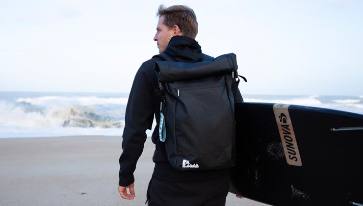 PAKAMA Bag -- Big-Wave-Surfer Sebastian Steudtner mit dem PAKAMA Bag am Strand seiner Wahlheimat Nazaré, Portugal.