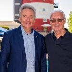 Europa-Park -- Franz Beckenbauer mit Jürgen Mack (Geschäftsführer des Europa-Parks) vor dem Leuchtturm des Hotels Bell Rock