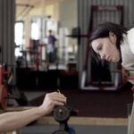 Focus on Performance -- Skeleton-spezifisches Augentraining: Lars Lienhard beim Coaching mit der mehrmaligen Skeleton-Weltmeisterin Marion Thees