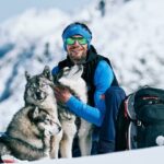 Christian Penning (Titelbild) -- Hubertus Lindner – hier mit seinen Huskies Valluga, Yuta und Lilly – ist staatlich geprüfter Ski- und Bergführer und betreibt im Lechtaler Auszeitdorf Gramais/Tirol die Bergschule Lechtal.